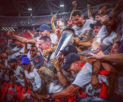 Aficionados del Sevilla celebran la consecución de la Europa League Budapest (Hungría), el 1 de junio. 