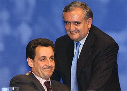 Nicolas Sarkozy (izquierda) y Jean-Pierre Raffarin, en Marsella, durante la campaña electoral de 2002.