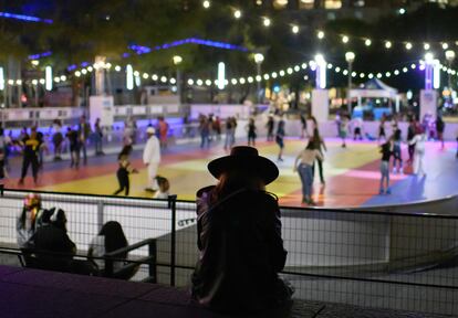 Una mujer vestida de cowboy asiste a una competición de patinaje durante una fiesta para escuchar el disco 'Cowboy Carter' de Beyoncé el pasado marzo en Houston.