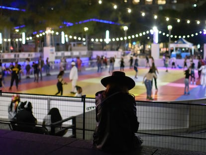 Una mujer vestida de cowboy asiste a una competición de patinaje durante una fiesta para escuchar el disco 'Cowboy Carter' de Beyoncé el pasado marzo en Houston.
