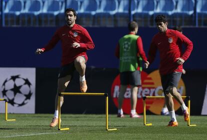 Diego Costa y Raúl García, en una sesión de entrenamiento de cara al partido de vuelta de la Liga de Campeones, contra el Milan en el estadio Vicente Calderón.