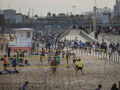 En la imagen la Playa del Bogatell de Barcelona en el tercer fin de semana del confinamiento perimetral en Cataluña.