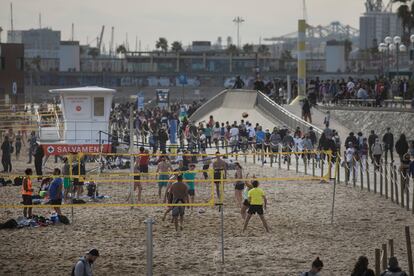 En la imagen la Playa del Bogatell de Barcelona en el tercer fin de semana del confinamiento perimetral en Cataluña.