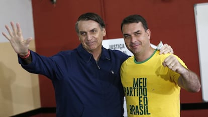 Jair e seu filho Flávio Bolsonaro.