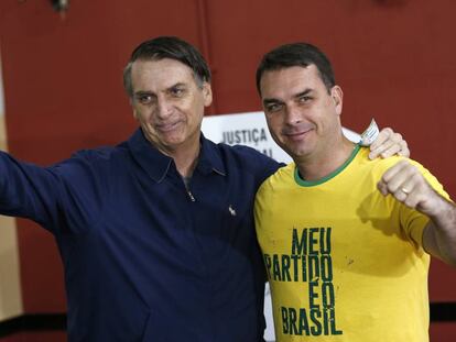 Jair e seu filho Flávio Bolsonaro.