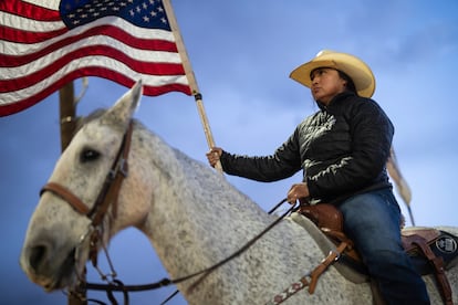 Una mujer navajo porta una bandera estadounidense en la Feria Navajo Occidental en Tuba City, Arizona, el 18 de octubre de 2024.