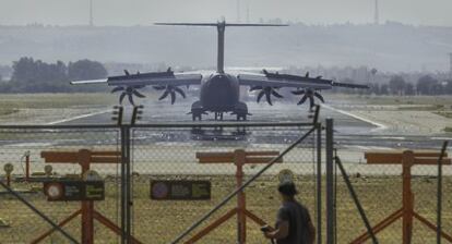 Primer vuelo de un A400M franc&eacute;s tras el accidente.