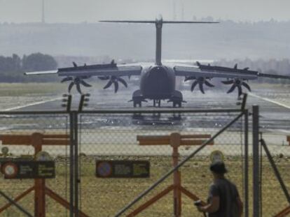 Primer vuelo de un A400M franc&eacute;s tras el accidente.