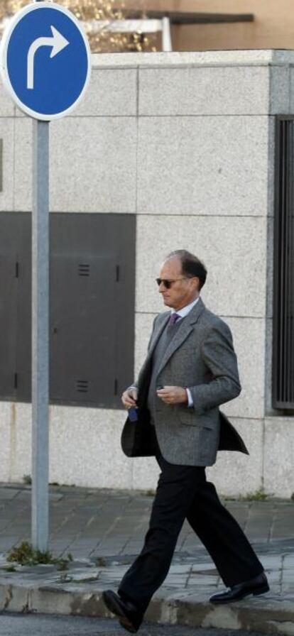 Jesús Sepúlveda, exalcalde de Pozuelo imputado en el caso Gürtel y exmarido de la ministra de Sanidad, Ana Mato, sale de su domicilio, situado en una de las zonas más lujosas de Aravaca (Madrid) en la mañana de ayer