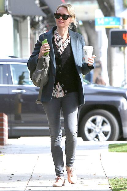 Camisa, chaqueta y americana. Naomi Watts se monta un look por capas para caminar cómoda por Los Angeles.