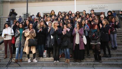 Mujeres del grupo La Caja de Pandora, en la puerta del Museo Reina Sofía, el pasado 30 de enero en Madrid.