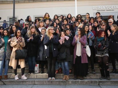 Mujeres del grupo La Caja de Pandora, en la puerta del Museo Reina Sofía, el pasado 30 de enero en Madrid.