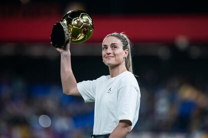 Alexia Putellas ofrece al público el Balón de Oro ganado este lunes.