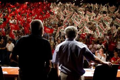 Los secretarios generales de UGT, Cándido Méndez, a la izquierda, y CC OO, Ignacio Fernández Toxo, en un acto ayer en Málaga.