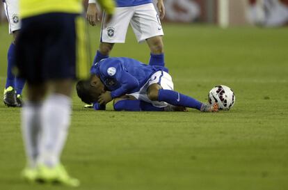 El jugador del Barça se duele en el suelo de una entrada