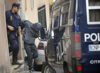 Un policía trasladaba el jueves a un sospechoso de pertenecer a un grupo islamista en Santa Coloma.