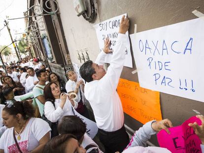 Los empresarios y comerciantes de Oaxaca cuelgan carteles.