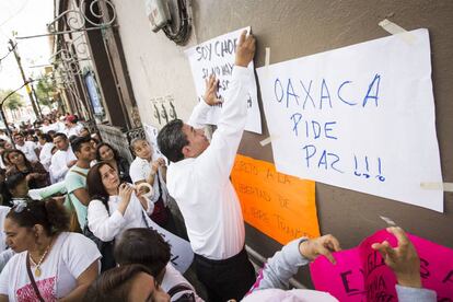 Los empresarios y comerciantes de Oaxaca cuelgan carteles.