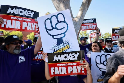 Una manifestación de empleados de Disney, a mediados de julio en California.