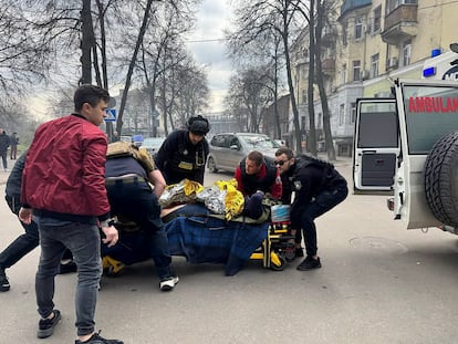 Traslado de un herido tras el ataque ruso en Sumi, este domingo.