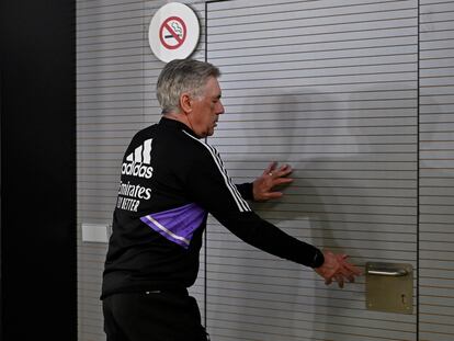 Carlo Ancelotti sale de la sala de prensa, este viernes en Valdebebas.