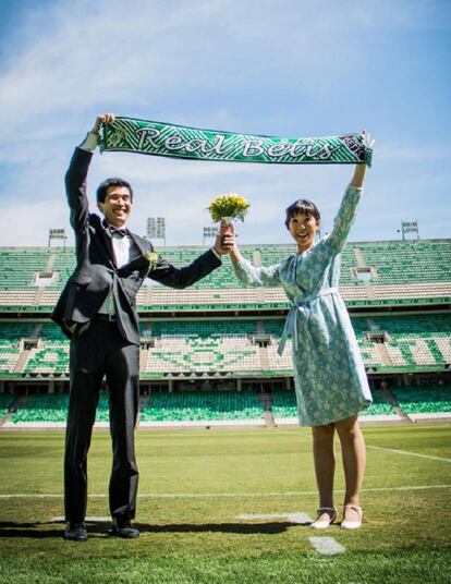 Sh. Hasekura y Naoko Shigemori, un matrimonio japonés que viajó al Benito Villamarín para las fotos de su boda