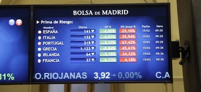 Panel informativo de la Bolsa de Madrid que muestra el valor de la prima de riesgo en algunos pa&iacute;ses de la zona euro, durante la jornada de ayer.