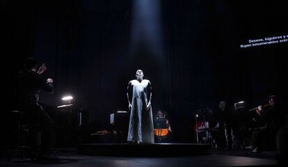 Un momento de 'Pierrot Lunaire', de Arnold Schönberg, en la Sala Juan de la Cruz del Teatro de La Abadía.