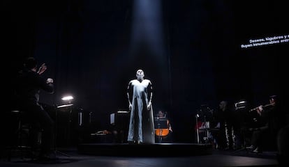 Un momento de 'Pierrot Lunaire', de Arnold Schönberg, en la Sala Juan de la Cruz del Teatro de La Abadía.