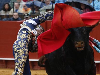 El diestro José María Manzanares, durante su primer toro, ayer en la corrida celebrada en la Real Maestranza de Sevilla.