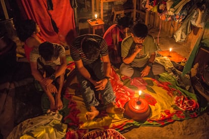 Un chamán (derecha) dirige una ceremonia de ayahuasca con habitantes de la localidad de Yarinacocha (Perú).