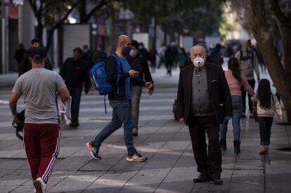 Un adulto mayor posa para una fotografía el pasado lunes 20 de julio en una calle, durante la cuarentena obligatoria decretada ante el avance de la COVID-19