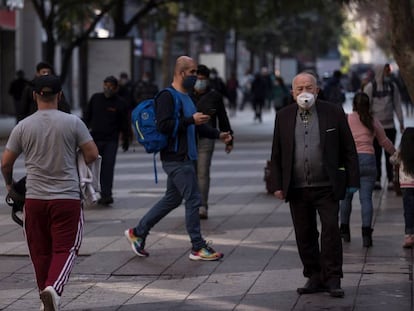 Un adulto mayor posa para una fotografía el pasado lunes 20 de julio en una calle, durante la cuarentena obligatoria decretada ante el avance de la COVID-19