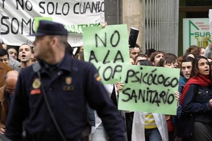 Concentración de psicólogos y estudiantes de Psicología, esta tarde ante la sede del PSOE en Madrid.