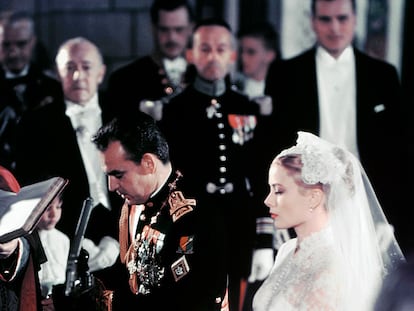 Rainiero Grimaldi y Grace Kelly el día de su boda religiosa en Mónaco.