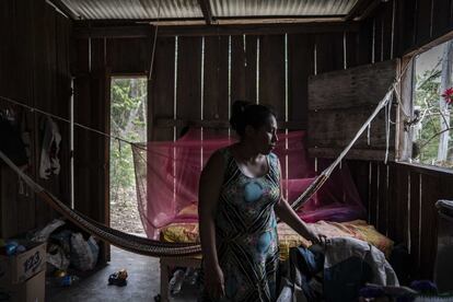 Adela Méndez, de la comunidad de Cañaveral desconoce su edad, pero calcula que tiene 28 o 29 años. Para ella el regreso a clases de sus tres hijos es fundamental ya que no tiene los conocimientos suficientes para poder ayudarles con sus tareas.