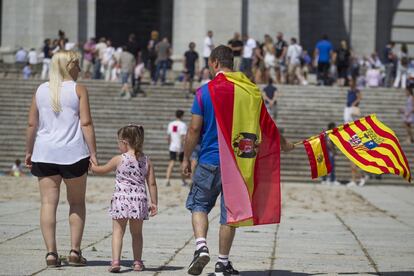 Una familia acude a la protesta contra la intención del Gobierno de exhumar los restos del dictador Francisco Franco, a la que instó el pasado mes de mayo en una votación el Congreso.