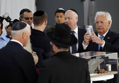 El enviado del presidente estadounidense en Oriente Próximo Jason Greenblatt junto al embajador de Estados Unidos en Israel David Friedman.