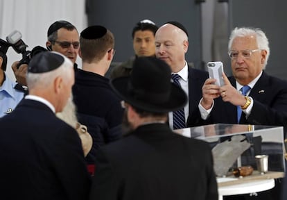 El enviado del presidente estadounidense en Oriente Pr&oacute;ximo Jason Greenblatt junto al embajador de Estados Unidos en Israel David Friedman.