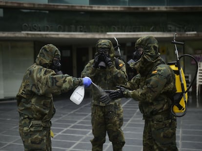 Militares del Regimiento América 66 de Pamplona se lavan los guantes después de desinfectar un establecimiento en la capital navarra el pasado 22 de abril.