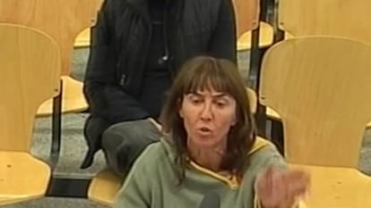 La etarra Maite Pedrosa Barrenetxea declara en el juicio celebrado en octubre de 2013 contra su compañero de comando Javier Arizkuren, 'Kantauri' (detrás de ella en la imagen), por el asesinato en Sevilla, en 1998, de Alberto Jiménez Becerril y su esposa.