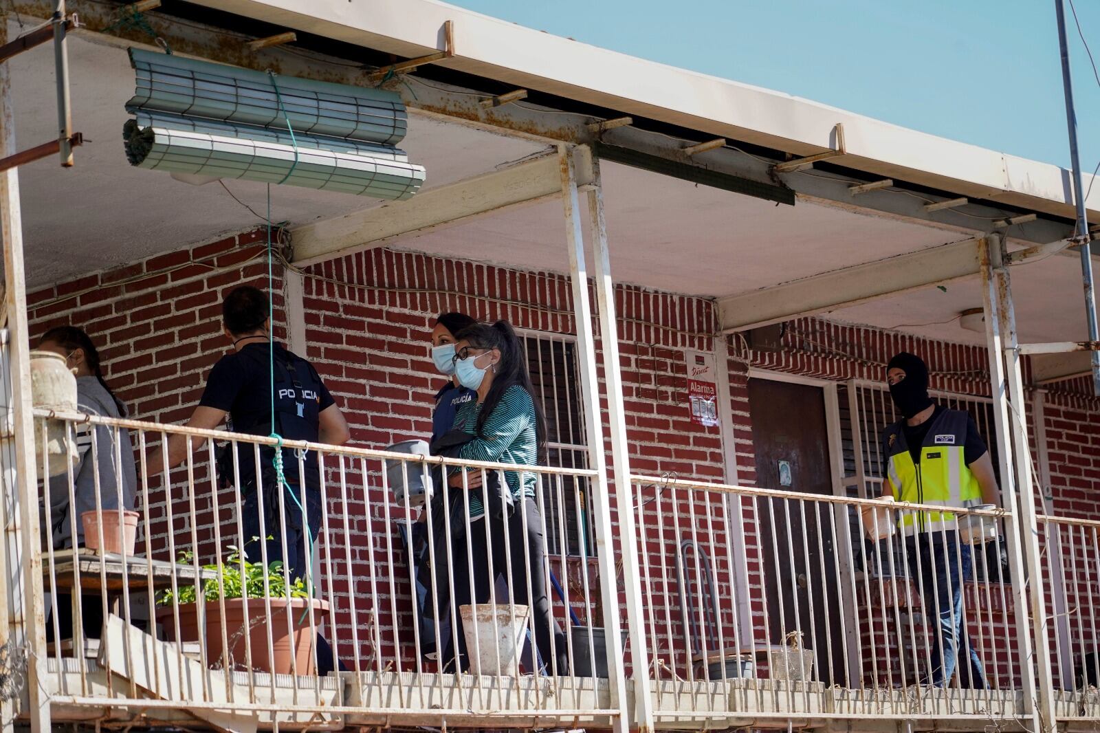 Varios agentes, durante los registros en supuestos narcopisos del distrito de Hortaleza de Madrid.