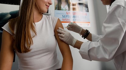 Una mujer joven recibe la primera dosis de la vacuna contra el virus del papiloma humano (VPH), que provoca el cáncer de cuello de útero, durante el primer día de su administración en la Comunidad de Madrid, en el centro de salud de la calle O'Donnell 55 de la capital.