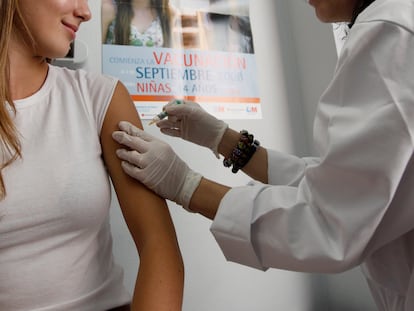 Una mujer joven recibe la primera dosis de la vacuna contra el virus del papiloma humano (VPH).