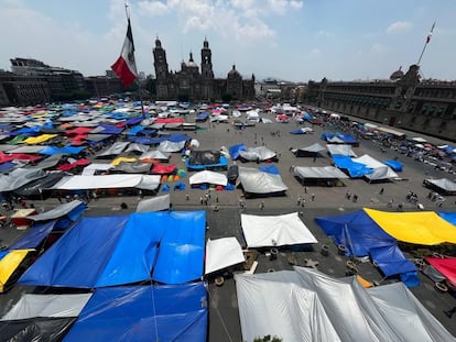 Desde el 14 de mayo los docentes instalaron un plantón en el Zócalo capitalino y calles aledañas.
