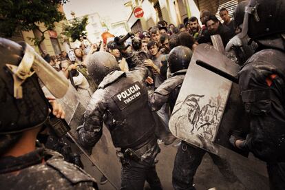 Los Mossos d'Esquadra han realizado las primeras cargas policiales en el barrio de Gràcia después de que los 'okupas' hayan retomado las movilizaciones que empezaron el pasado lunes por el desalojo del llamado 'banco expropiado'.