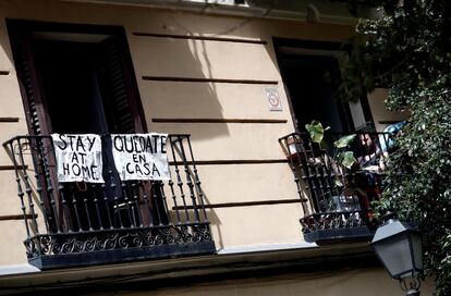 Un balcón con carteles en inglés y español animando al confinamiento en Madrid.