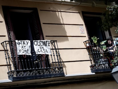 Un balcón con carteles en inglés y español animando al confinamiento en Madrid.