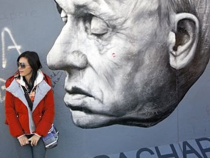 Una de las pinturas de la East Side Gallery, 1.300 metros del muro de Berlín que se han conservado.