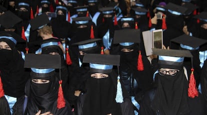 Estudiantes universitarias afganas participan en la ceremonia de graduación celebrada en Kandahar (Afganistán).